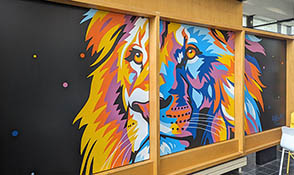 Œuvre street-art représentant un Lion coloré sur trois panneaux à la Bibliothèque Universitaire des deux lions à Tours.