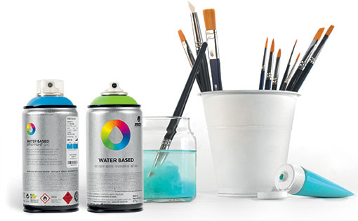 Aérosols MTN Water Based, pinceaux et pot de peinture sur fond blanc.